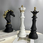figurines échecs résine noir blanc décor salon classique chevaliers reines rois dorures intérieur