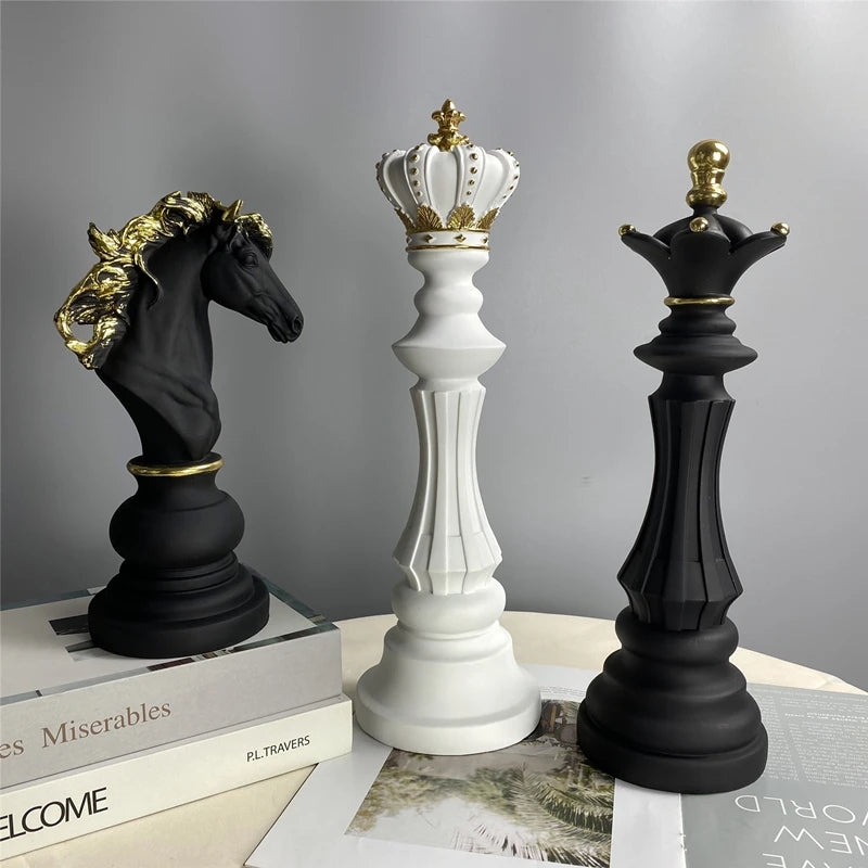 figurines échecs résine noir blanc décor salon classique chevaliers reines rois dorures intérieur