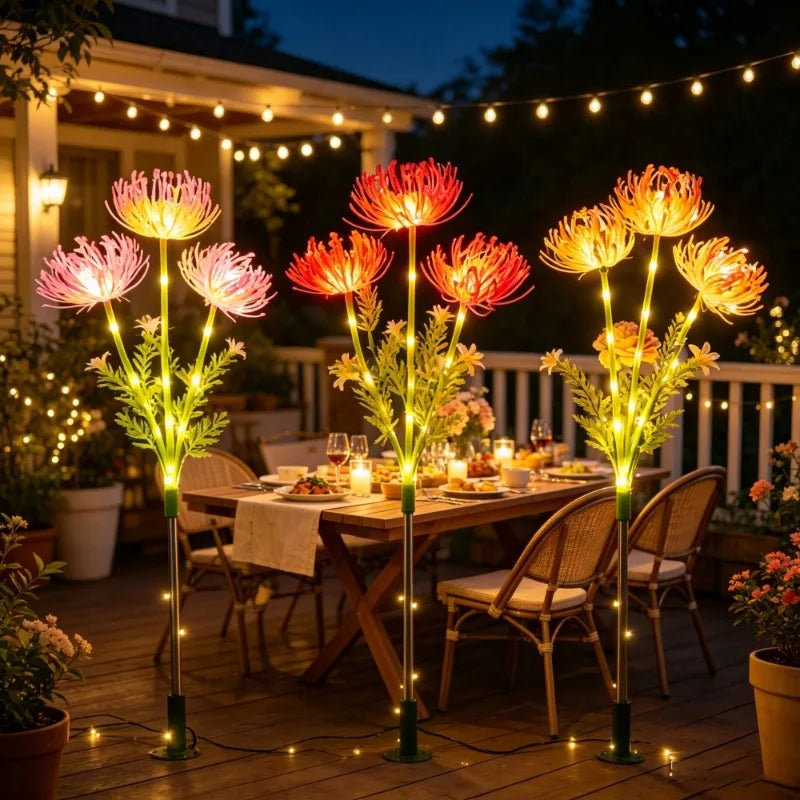 décoration extérieure solaire fleurs texturées rose rouge jaune feuillage nocturne jardin féerique champêtre