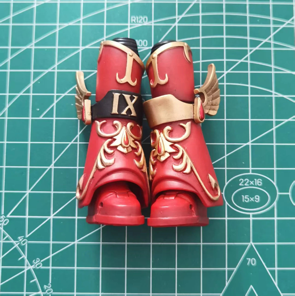 figurine articulée rouge épée ornementation fine base transparente fantastique warhammer blood angels