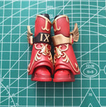 figurine articulée rouge épée ornementation fine base transparente fantastique warhammer blood angels