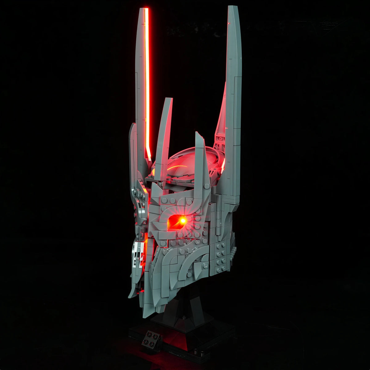 casque robot gris led noir détail sculpté cyberpunk base plate