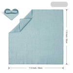 Une serviette de bain douce et absorbante de couleur vert menthe avec une forme de cœur sur le côté.