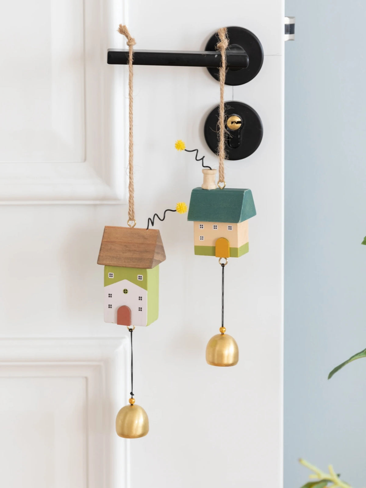 mobiles décoratifs bois fleurs oiseaux nuages cloches cordelettes moderne vert beige doré GOOD LUCK