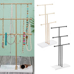 Arbre à bijoux sur une coiffeuse avec décoration intérieure
