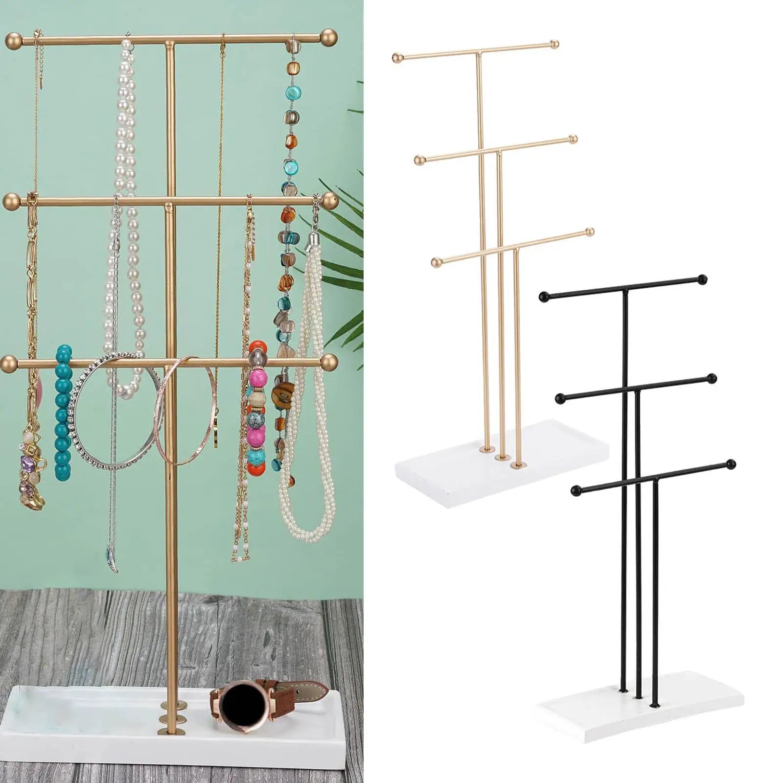 Arbre à bijoux sur une coiffeuse avec décoration intérieure