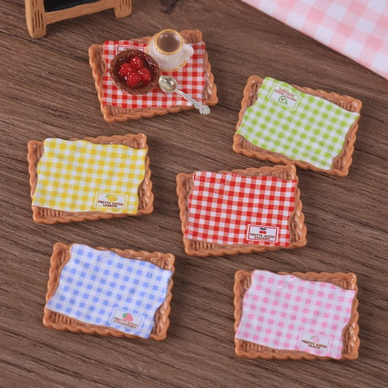 plateaux simulation résine miniature décorative assiettes gâteaux motifs fleurs carreaux textes couleurs marron blanc
