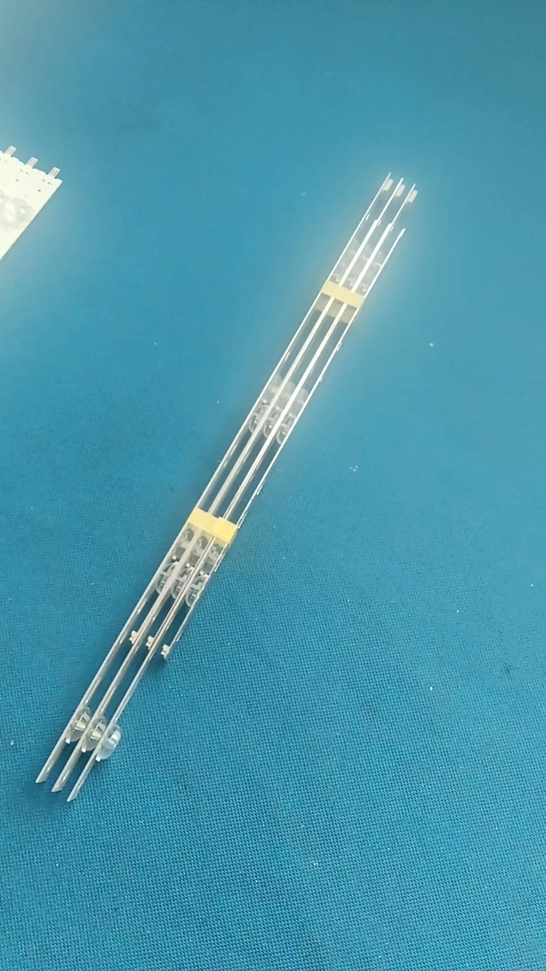 barre lumineuse led blanc jaune perforée diodes modernes technologie flux lumineux alu