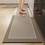 Un tapis de sol avec un motif de poissons colorés semble invite les visiteurs à se déplacer dans la pièce de manière agréable et ludique.