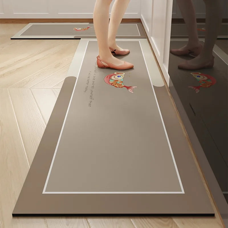 Un tapis de sol avec un motif de poissons colorés semble invite les visiteurs à se déplacer dans la pièce de manière agréable et ludique.