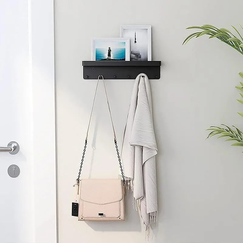 étagère murale moderne crochets noir blanche matrangements cuisine objets variés