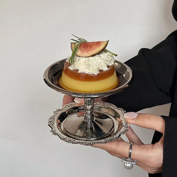 assiettes inox élégantes dessert figue crème caramel garniture vintage présentoirs métal argenteux
