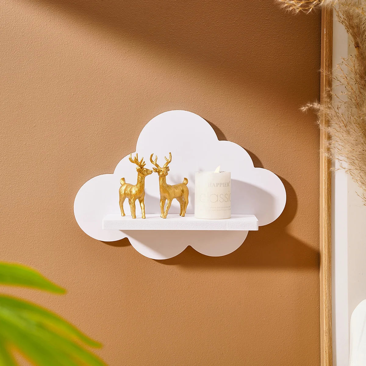 étagère murale moderne nuage blanche rangement petits objets deux cerfs dorés bougie blanche bouteilles