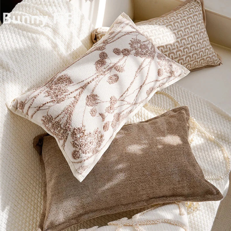 housse coussin décorative motif floral beige marron texture douce canapé lit salon moderne élégant