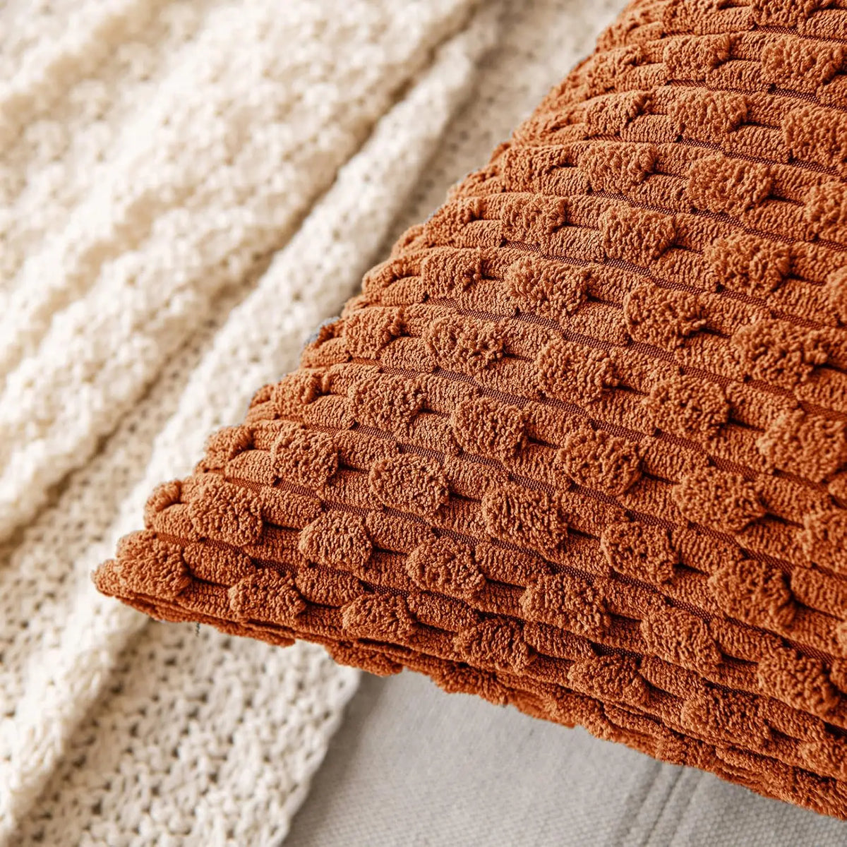 coussin carré orange texture tissée moderne garnissage blanc canapé salon décoration maison