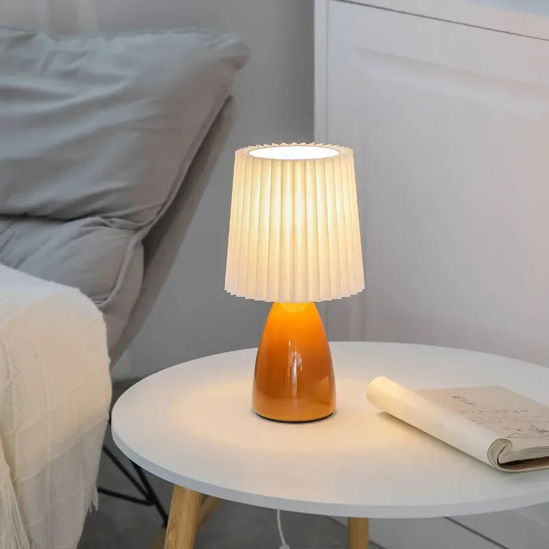 lampe table plissée abat jour semi translucide couleurs orange blanc rose vert foncé moderne