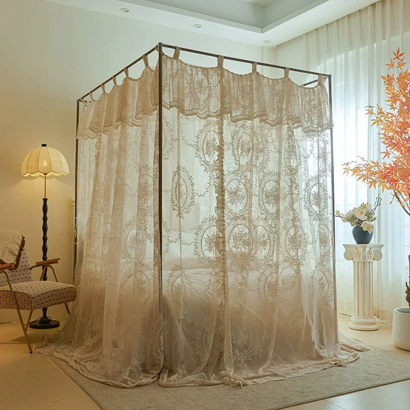 Cette image montre une chambre décorée avec des rideaux en dentelle blanche créant une atmosphère romantique et élégante.