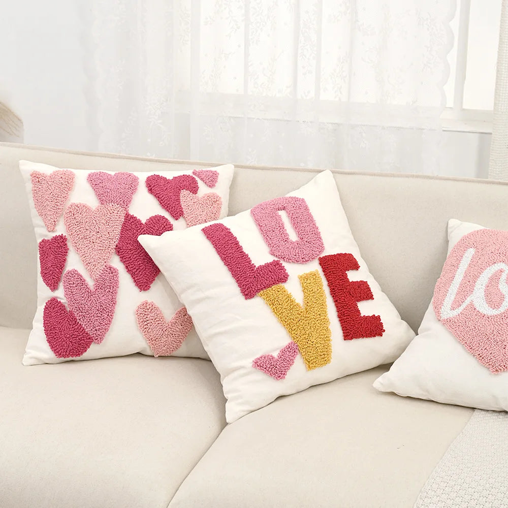 housse coussin brodée velours coton motif cœur relief rose décoration maison valentin 45x45cm