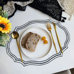 assiettes blanches bordure noire points dorés classiques set table decoration