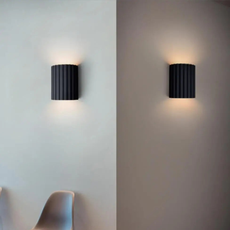 Applique murale LED G9 en résine violette dans une chambre à coucher