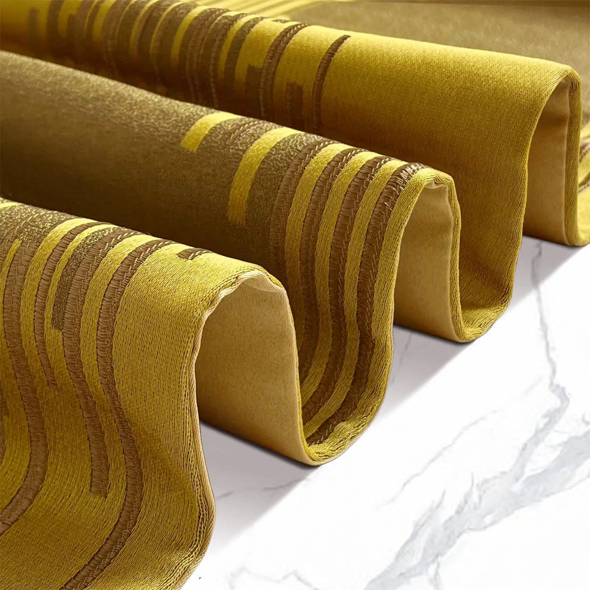 table cuisine élégante rayures dorées tissu brillant moderne or marron tassel doré polyester coton