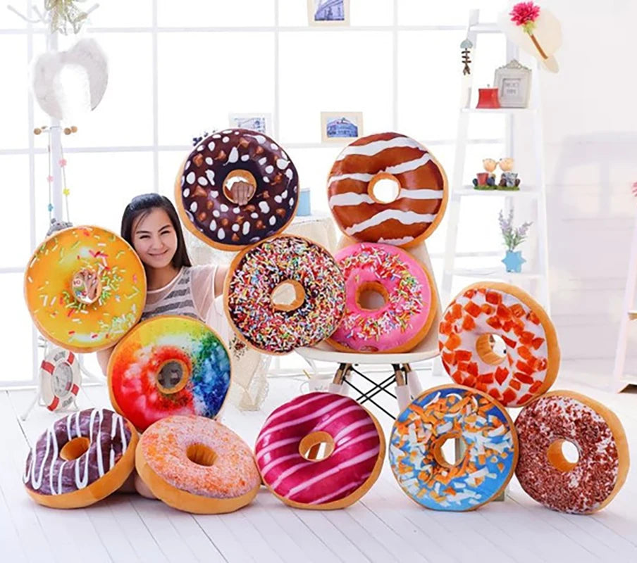 coussin donut forme ronde peluche animée couleurs variées glaçage sucre coloré décoration intérieure sofa