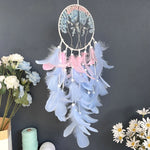 Rêveur attrapeur de rêves avec des plumes moelleuses et des fleurs délicates dans des tons pastel, créant une atmosphère apaisante et sereine.
