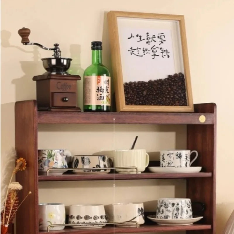 étagère murale moderne bois marron tasses assiettes bouteille vin moulin
