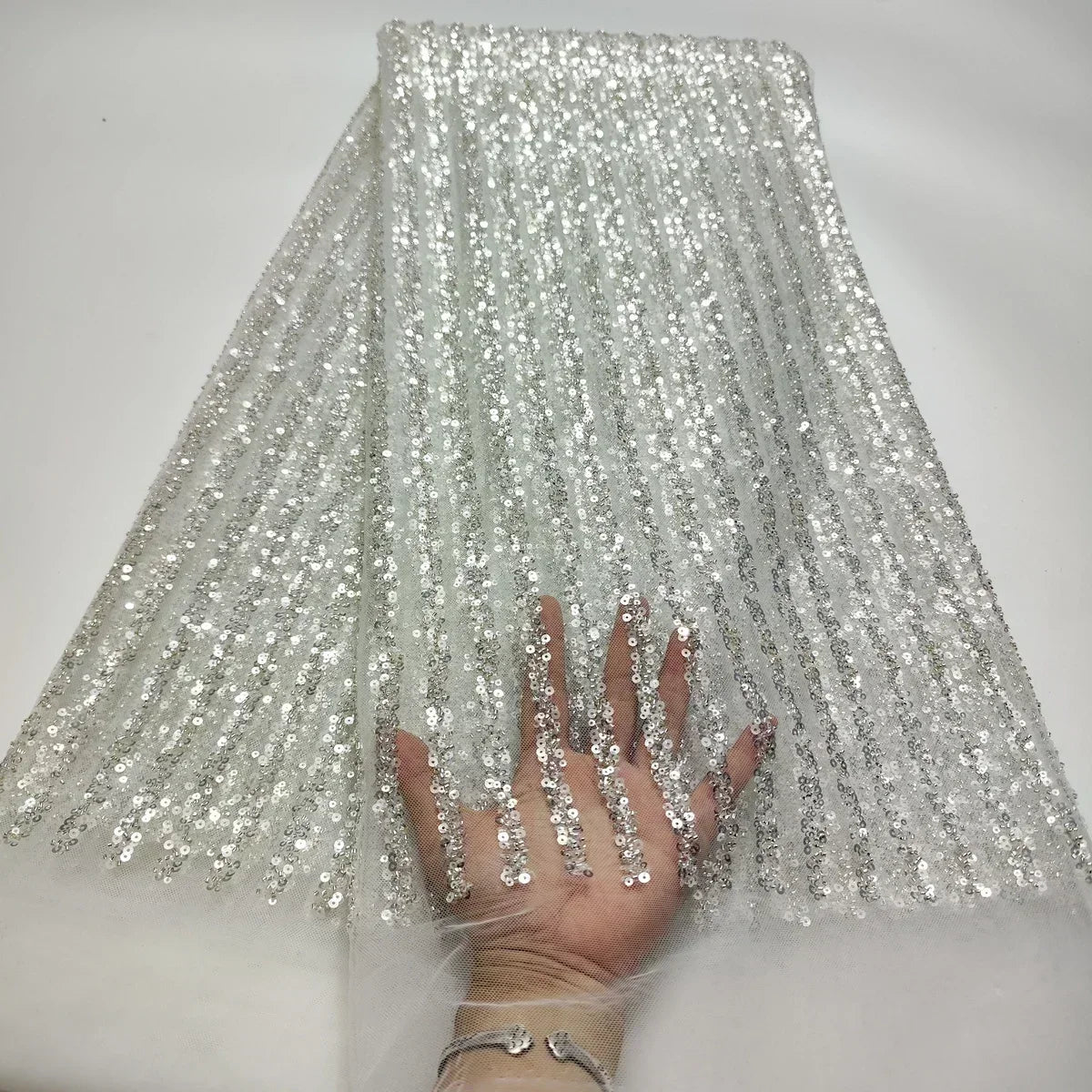 tissu dentelle brodée fleurs sequins rouge bordeaux blanc cassé rose pâle élégant translucide