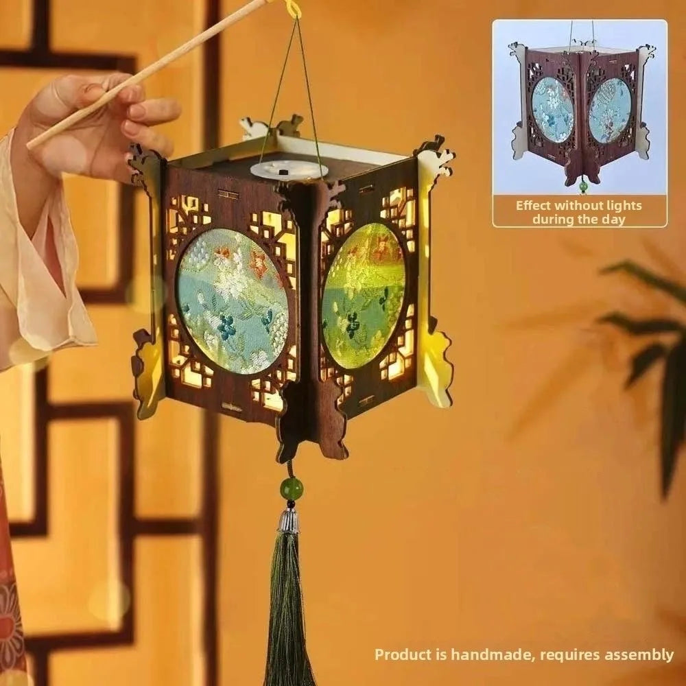 lanterne décorative traditionnelle asiatique motifs floraux brodés couleurs variées occasion fête