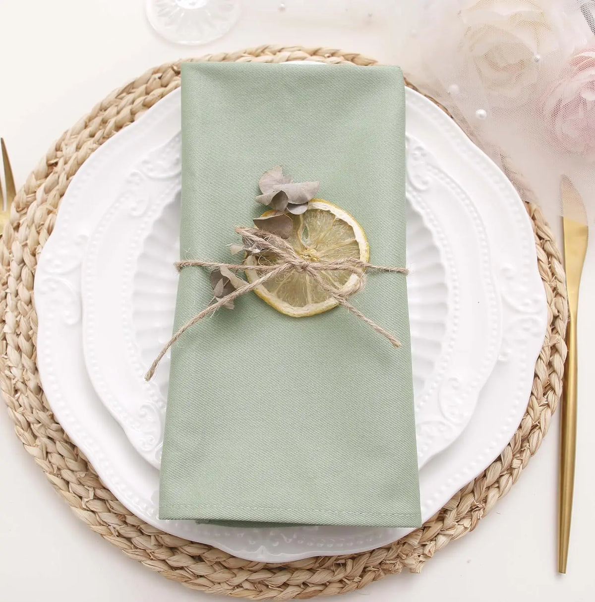 serviettes table vert pastel rose pâle beige clair motif uni classique élégant nœud fleur