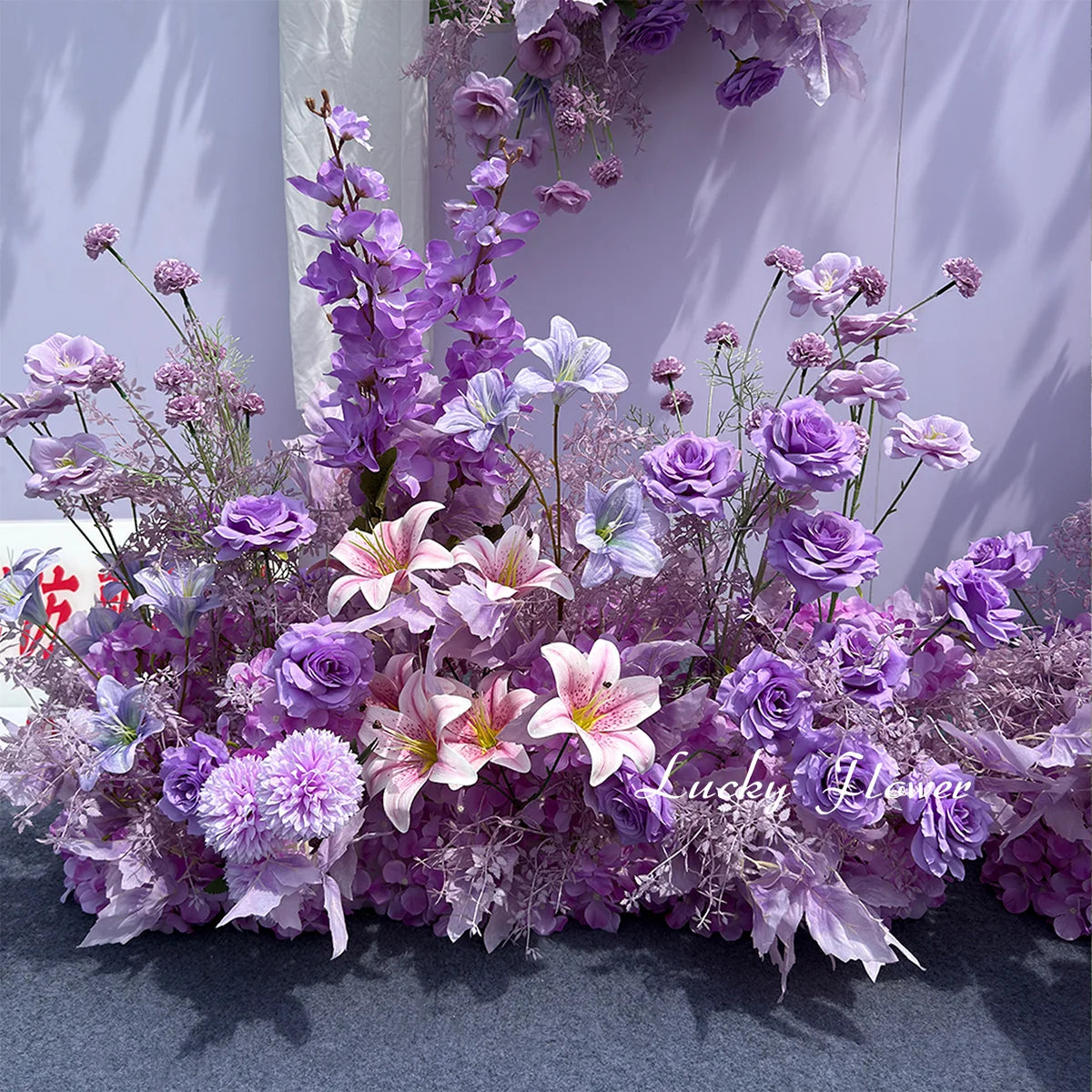 décoration mariage violettes roses blanches moderne élégante fleurs artificielles bouquet papillons feuilles vertesintérieur