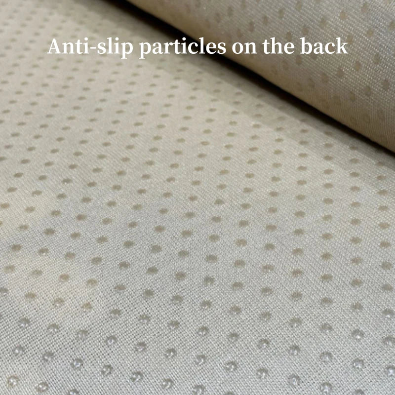 L'image montre des particules antidérapantes sur le dos d'un textile, destinées à empêcher le glissement.