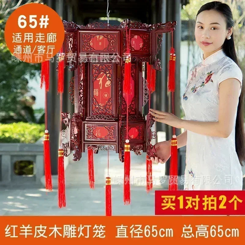lanterne traditionnelle chinoise bois sculpté rouge décorative pompon fête mariage jardin