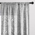 Voilage élégant avec motif baroque argenté, parfait pour ajouter une touche de sophistication à votre intérieur. Ce rideau délicat laisse passer la lumière tout en préservant votre intimité. Idéal pour le salon, la chambre ou la salle à manger. Facile à suspendre grâce à sa finition passe-tringle.