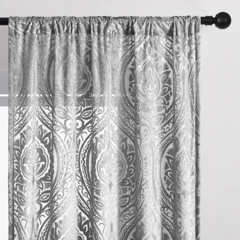 Voilage élégant avec motif baroque argenté, parfait pour ajouter une touche de sophistication à votre intérieur. Ce rideau délicat laisse passer la lumière tout en préservant votre intimité. Idéal pour le salon, la chambre ou la salle à manger. Facile à suspendre grâce à sa finition passe-tringle.