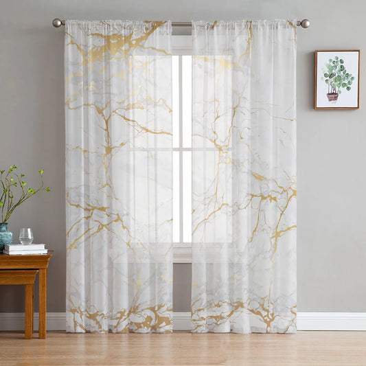 Voilage sur mesure imprimé marbre blanc et doré installé dans un salon moderne, laissant filtrer la lumière naturelle à travers ses motifs élégants.