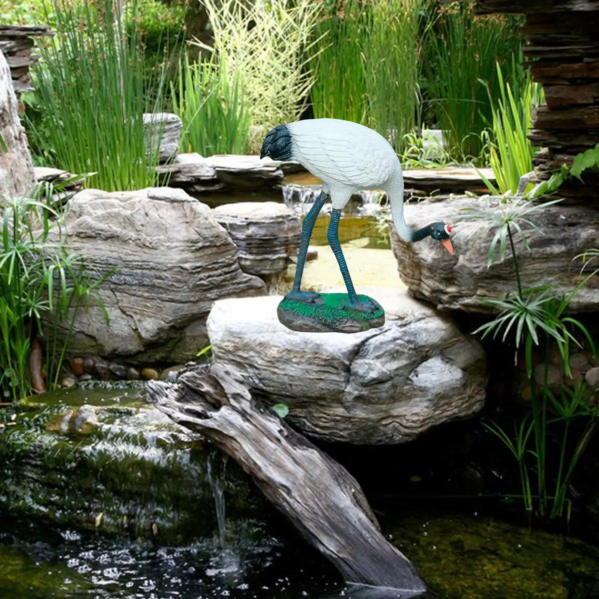 Statue de grue près d'une piscine extérieure