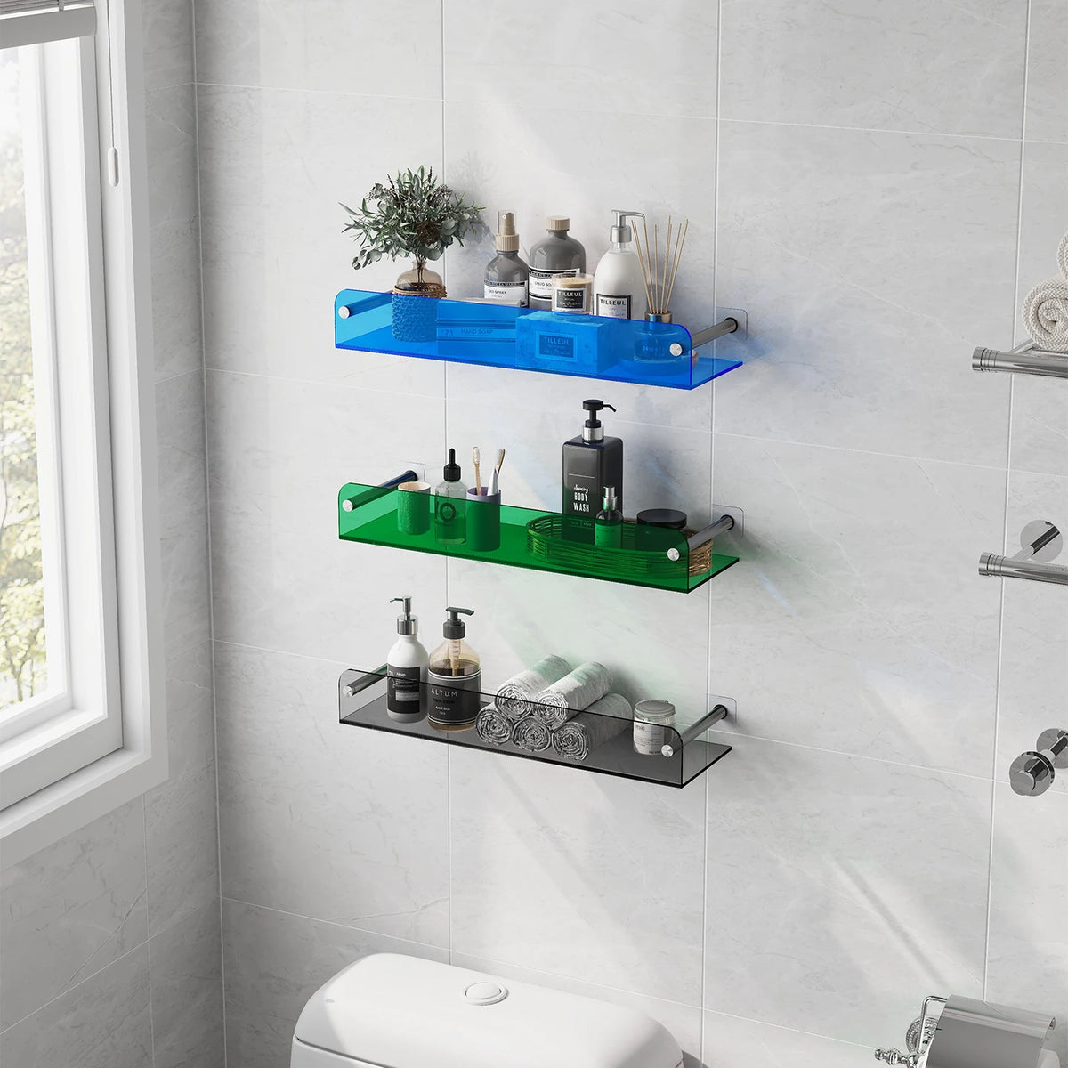 étagère murale transparente moderne salle bain minimaliste couleurs bleu rouge vert fixations métalliques flacons