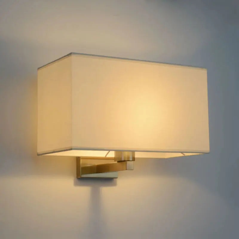 applique murale moderne tissu texturé abatjour opaque couleur beige doré chambre coucher salon entrée