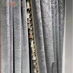 rideau velours gris clair motif floral classique pompons dorés fenêtre chambre salon