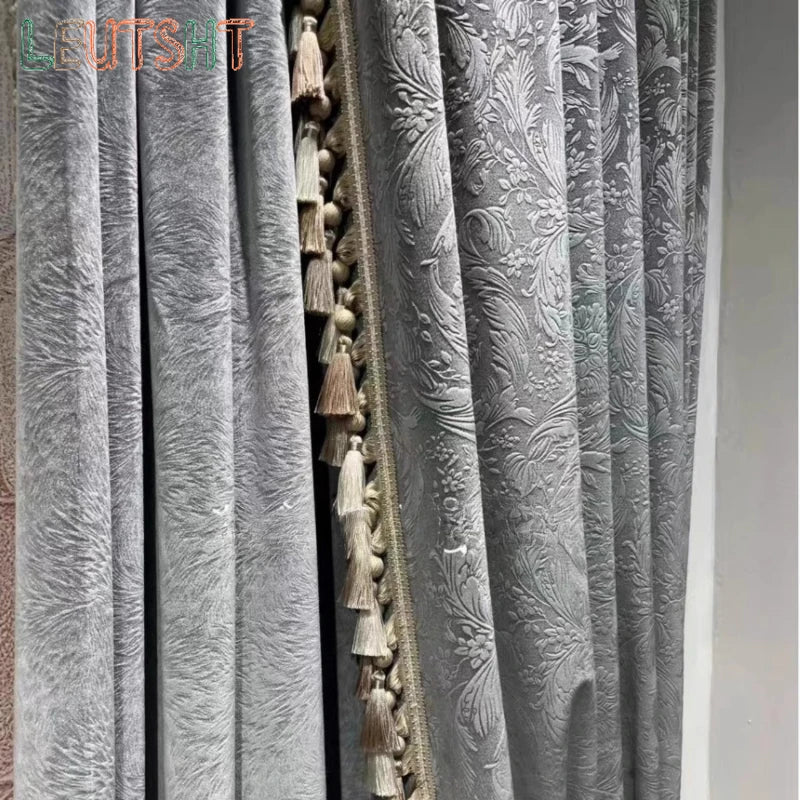 rideau velours gris clair motif floral classique pompons dorés fenêtre chambre salon