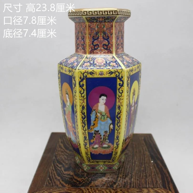 Vase décoratif de style oriental, aux motifs colorés et complexes, avec une figure peinte sur une surface brillante.