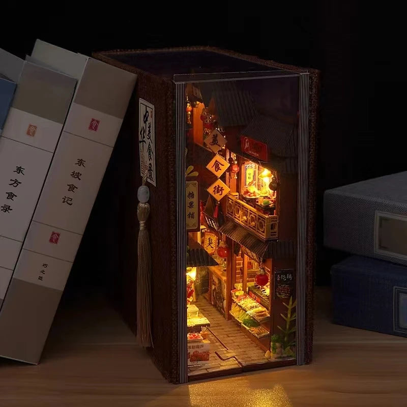 miniature asiatique traditionnelle livre étagère rue toits tuiles lanternes caractères chinois nourriture figurines