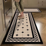 Un élégant tapis de sol noir et blanc avec des motifs géométriques contrastés, créant un design élégant et sophistiqué dans une cuisine.