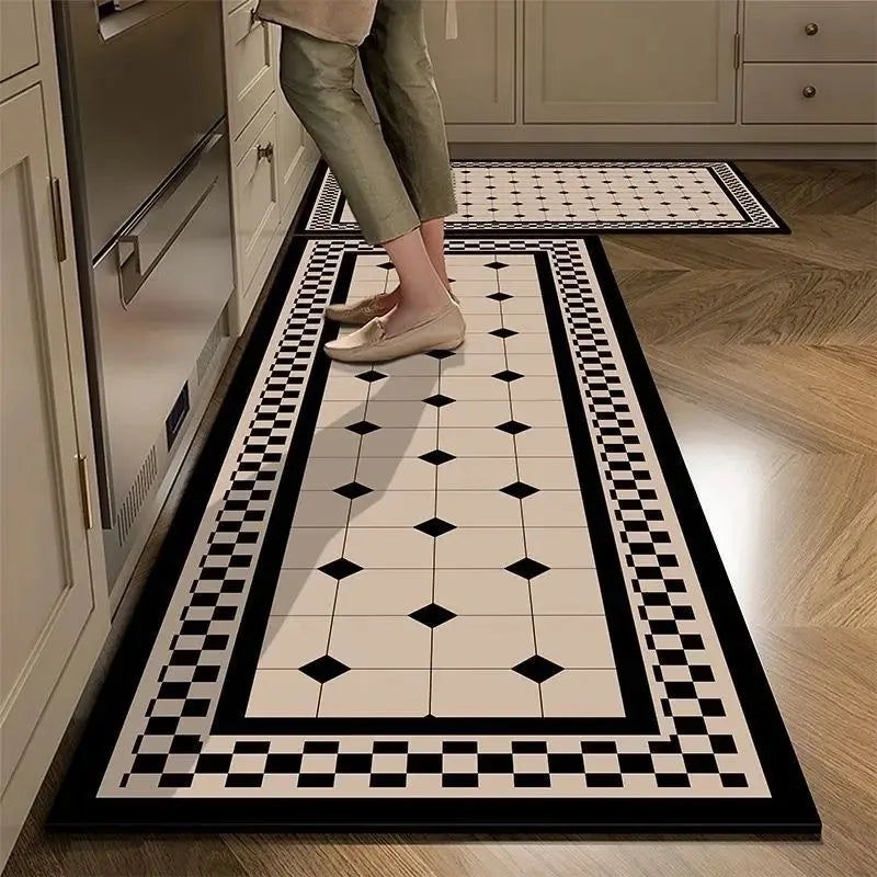 Un élégant tapis de sol noir et blanc avec des motifs géométriques contrastés, créant un design élégant et sophistiqué dans une cuisine.