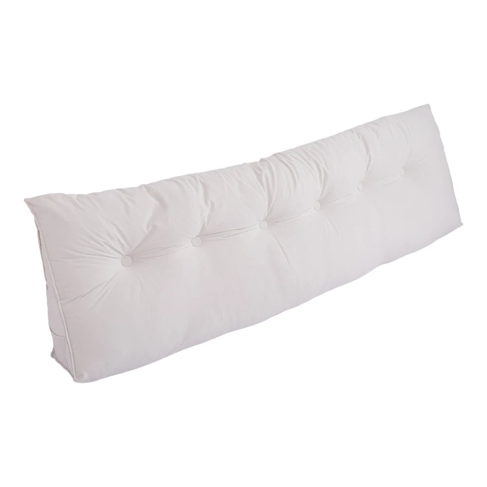 Oreiller de tête de lit violet sur une chaise de salon