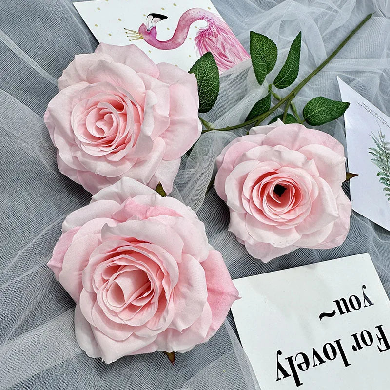 Bouquet roses artificielles soie rouge rose blanc violet feuilles vertes moderne décoration intérieure table