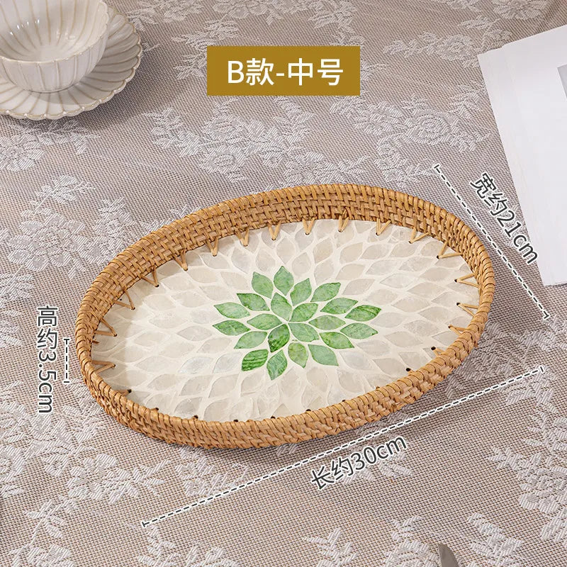 assiettes rotin motif floral moderne rustique fruits gâteau pain fourchette verre blanc intérieur