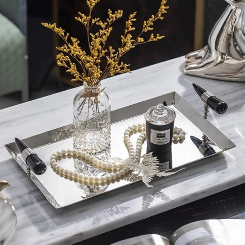 plateau rangement acier inoxydable moderne silver bouteille vin verres vase fleurs collier parfum gâteaux